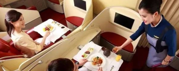 飛機上的正餐服務(wù) 為什么乘客能享用機上餐食？